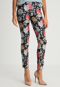 Schmale Jeans in Schwarz mit einem Muster aus rosa, roten, gelben und grauen Rosen, taillierte Passform und einem glatten, elastischen Stoff.
