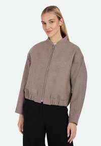 - Kurtka przejściowa