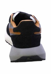 Sneaker nero e grigio con accenti marroni, dotata di un retro testurizzato, colletto imbottito e suola spessa bianca con fondo in gomma a motivi.