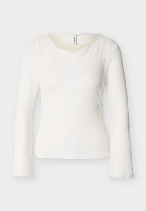 Haut blanc à manches longues ajusté avec une texture florale subtile et un col rond légèrement volanté, présenté sur un fond clair uni.