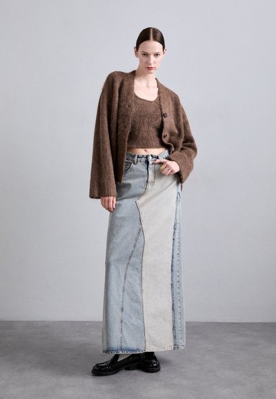Holzweiler FLUFFY CARDIGAN - Cardigan - dark brown