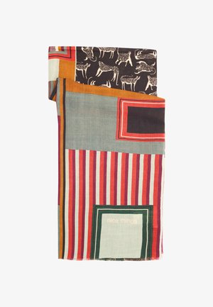 Zložený šál s viacfarebnými pruhmi, siluetami zvierat, geometrickými blokmi a textom "pekné veci" na svetlozelenej štvorcovej podložke.