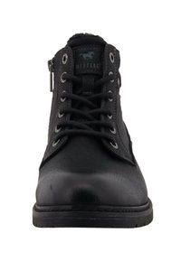 Stivali alla caviglia neri con lacci, realizzati in materiale sintetico liscio, occhielli in metallo e suola in gomma piatta. Presentano una cerniera laterale per un accesso facile.