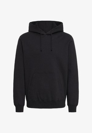 Svart hettegenser i bomullsblanding med lomme foran, snor i hetten og teksturert broderi som sier "HVOR KUNST MØTER HERLIGHET."