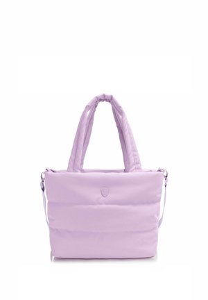 Bolso tote acolchado de lavanda con dos asas gruesas y una correa de hombro ajustable, con un pequeño logo en relieve en el frente.
