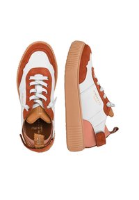 Scarpa con corpo in pelle bianca e dettagli in suede marrone, punta rotonda, suola in gomma testurizzata e chiusura con lacci.