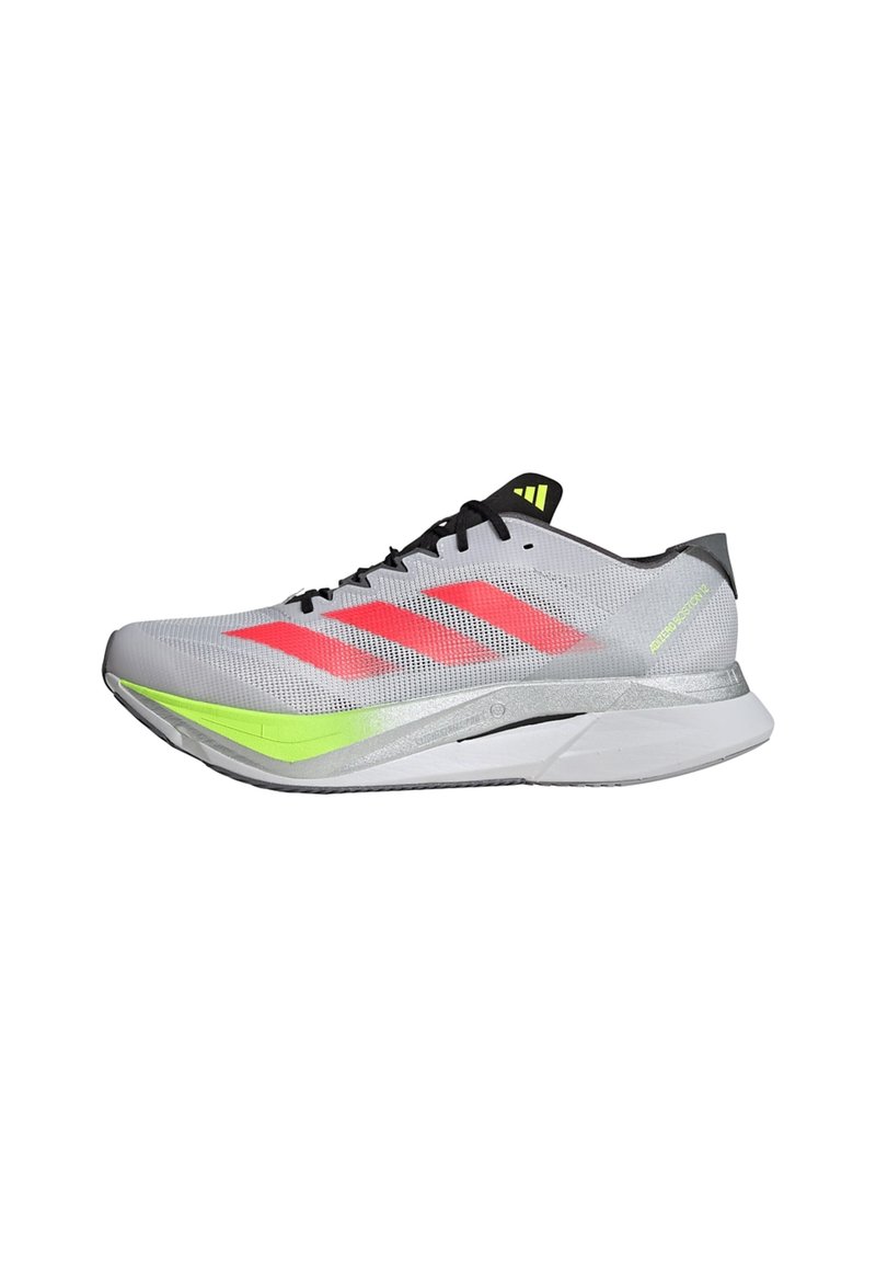 Leichte Lauf-Schuh aus grauem Mesh mit roten Streifen, reflektierenden Akzenten und einer grünen Sohle; zeichnet sich durch ein schlankes, aerodynamisches Design aus.
