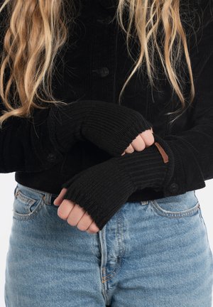 Zwarte geribbelde vingerloze handschoenen van een textuurstof. De manchetten zijn iets rafelig en hebben een klein bruin leren logo-patch.