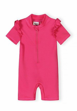 Jasnoróżowy, teksturowany kombinezon na krótkie rękawy z przodu na zamek oraz z falbankami na ramionach, zaprojektowany dla małych dzieci.