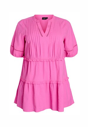 Robe rose avec des manches bouffantes courtes, un décolleté en V, un tissu texturé, des détails plissés, un ourlet froncé et un design à taille empire.