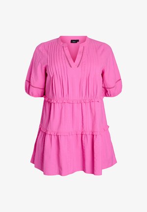 Roosa kleit lühikeste puffvarrukatega, V-kaelusega, tekstuurse kangaga, pintslitõmbe detailidega, volangiga hem ja impeeriumi vööstik.