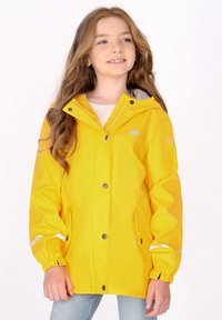 Geltonas nepralaidus vandeniui švarkas su gobtuvu, snapų mygtukų uždarymu, elastingomis rankogaliais ir atspindinčiomis akcentais ant rankovių. Matomi du šoninės kišenės.