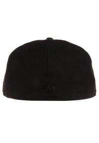 Gorra de béisbol negra con visera plana, hecha de tejido texturizado, con un parche de logo en relieve en la parte trasera central. Costuras superiores ligeramente curvadas.