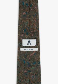 Corbata con patrón que presenta un fondo verde oscuro con diseños florales en azul, rosa y marrón. Incluye una etiqueta con "SCALPERS" y un ícono de calavera.