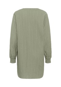 Rochie cu mâneci lungi dintr-un material moale verde măsliniu, cu un model texturat în dungi. Are croială dreaptă și manșete adunate.