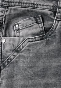 Harmaat farkut, joissa on pieni etutasku, hopeiset metalliosat ja erottuva ompelu saumoissa.