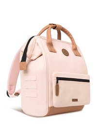 Rosa Stoff-Rucksack mit braunen Lederdetails, oberen Griffen, einer vorderen Reißverschlusstasche und seitlichen Riemen für zusätzliches Zubehör.