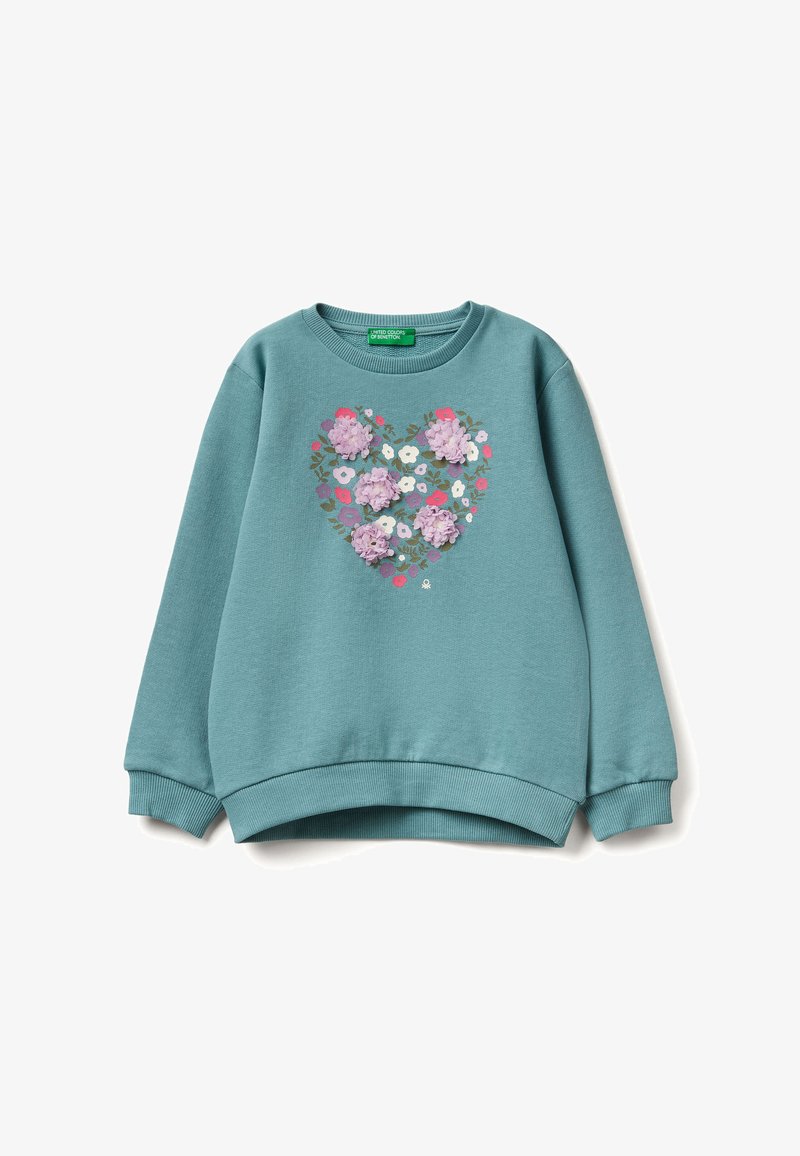 Tyrkysová mikina s květinovým srdcem, které je zdobeno vyvýšenými fialovými a růžovými květy, s žebrovanými manžetami a kulatým výstřihem. Texturovaný povrch látky.
