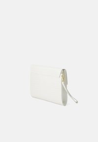Bolso de mano de piel blanca con estampado de cocodrilo, con tapa plegable, herrajes dorados y una correa para la muñeca desmontable. Textura suave, forma estructurada.