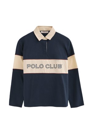Polo de manga larga azul marino con rayas horizontales beige y texto "POLO CLUB". Cuenta con un cuello beige y detalles contrastantes en rojo.