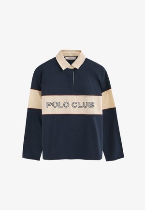 Marineblaue Poloshirt mit langen Ärmeln und beigefarbenen horizontalen Streifen sowie dem Schriftzug „POLO CLUB“. Verfügt über einen beigen Kragen und kontrastreiche rote Besätze.