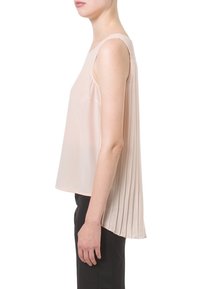 Ljusrosa ärmlös blus med en flödande A-linjeform och plisserad baksidodetalj; gjord av ett mjukt, lättviktigt tyg.
