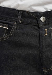 Mørkeblå denimjeans med kontrastsøm, sølvknapp for lukking, og en klassisk design med fem lommer og et subtilt logodetalj.