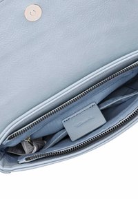 Helles blaues Lederhandtasche mit einem Reißverschluss, ausgestattet mit einer glatten Textur, Innenfächern und einem Metallsnap. Inklusive Markenetikett.