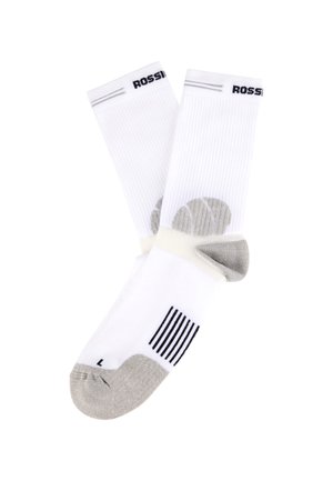 Weiße Socken bis zur Mitte der Wade mit grauen Fersen- und Zehenbereichen, schwarzen Streifen am Fußgewölbe und schwarzem Text in der Nähe der Bündchen.