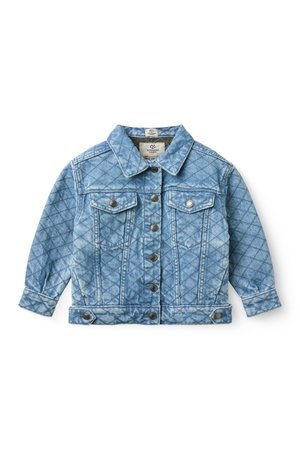 Ανοιχτό μπλε τζιν μπουφάν με καπιτονέ σχέδιο, γιακά, κουμπιά μπροστά, δύο τσέπες στο στήθος με καπάκια και κουμπωτά μανίκια, τοποθετημένο επίπεδα σε λευκό φόντο.