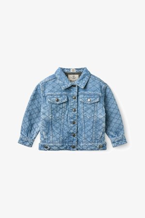 Svijetloplava prošivena jeans jakna s ovratnikom, prednjim gumbima, dva džepa na prsima s preklopom i manžetama na gumbe, položena ravno na bijeloj pozadini.