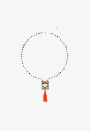 Bunte, blumenförmige Perlen bilden eine Halskette, die einen rechteckigen Anhänger mit einem Herzdesign und einen kräftigen orangen Quastenanhänger aufweist.