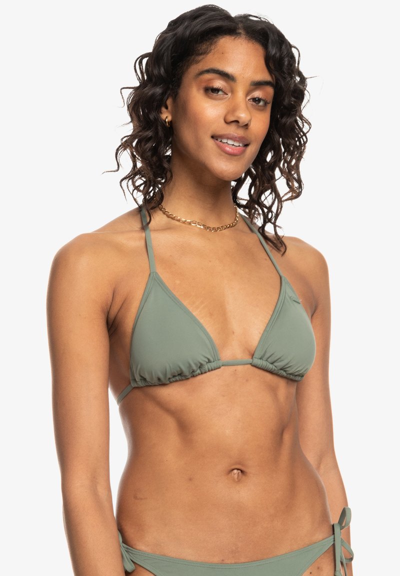 Top de bikini triangular verde con tirantes finos, tela fruncida y textura sólida. Destaca por su diseño minimalista y su color.
