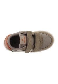 Beige leren sneaker met twee verstelbare klittenbandsluitingen, gevoerde tong en een rubberen zool met structuur. Voorzien van geperforeerde neus en oranje accent.