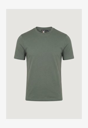 Camiseta de manga corta de color verde oliva liso con cuello redondo y logo tonal sutil en el pecho, además de etiqueta de tamaño dentro del cuello.