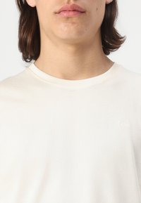 TOM TAILOR BASIC CREW NECK - T-Shirt basic - smooth light sand