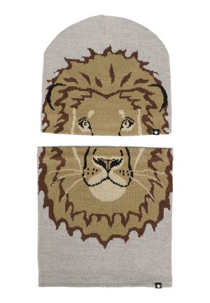 Set di berretto a maglia e sciarpa con un design di leone in marrone e beige su uno sfondo grigio chiaro. Textura morbida con un accento logo.