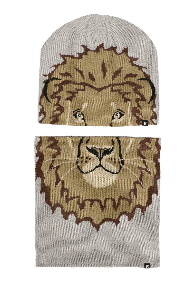 Set di berretto a maglia e sciarpa con un design di leone in marrone e beige su uno sfondo grigio chiaro. Textura morbida con un accento logo.