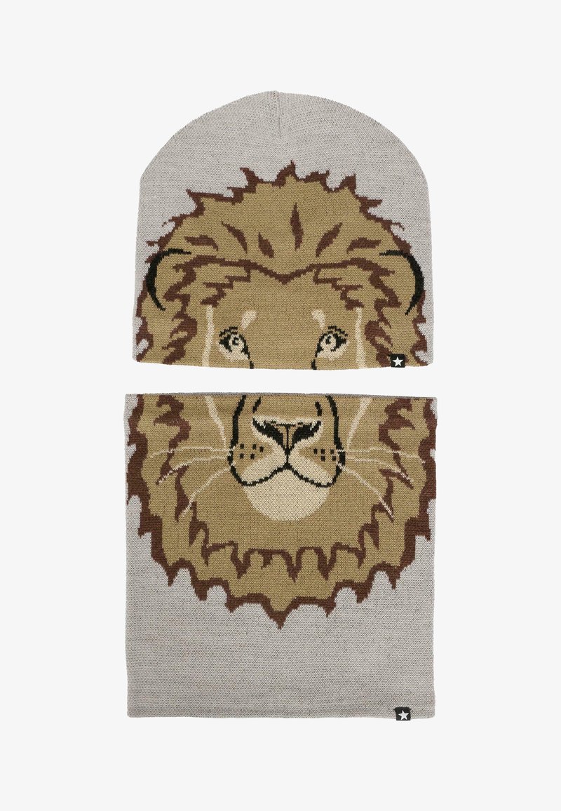 Garen beanie en sjaal set met een leeuwontwerp in bruin en beige op een lichtgrijze achtergrond. Zachte textuur met een logo-accent.