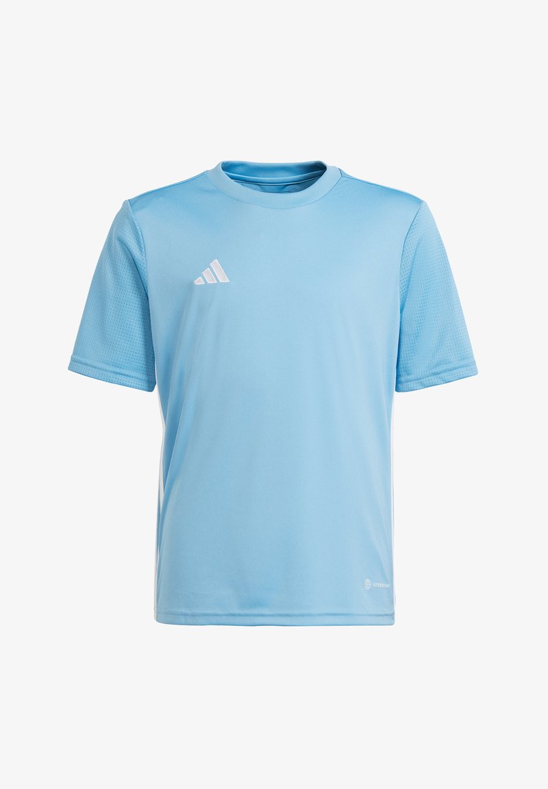 Lichtblauw sportshirt van ademend materiaal. Heeft korte mouwen, een ronde hals en witte logo accenten op de voorkant.