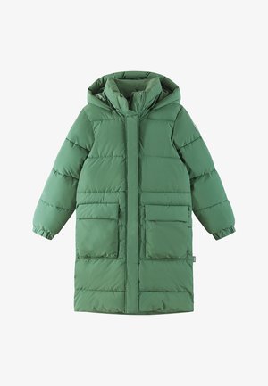Casaco puffer verde com capuz, apresentando um corte reto, dois bolsos frontais, textura matelassada e punhos elásticos.