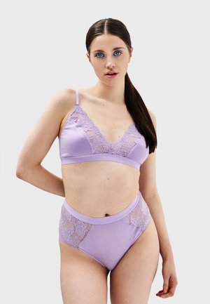 Paarse bralette en set van hooggewerkte onderbroek met kantaccenten, een gladde stof, verstelbare bandjes en een v-halslijn.