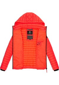 Veste rembourrée orange vif avec une capuche matelassée, étiquette intérieure, poignets côtelés et zips noirs contrastants. Tissu texturé et design épuré.