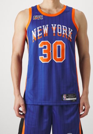 Maillot de basketball bleu avec bordure orange, "NEW YORK" et numéro 30 en orange et blanc, porté par une personne montrée du cou aux hanches.