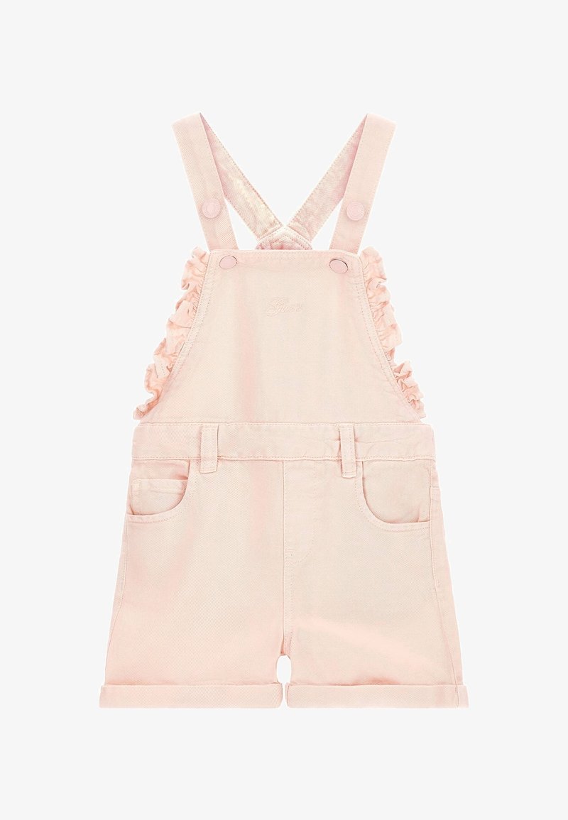 Roze denim overallshorts met gerimpelde schouderbanden, voorzien van zijzakken en een opgerolde zoom. Het materiaal is zacht met een gladde textuur.