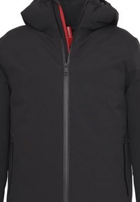 Giubbotto nero imbottito con colletto alto, chiusura frontale con zip e due tasche laterali. Include un rivestimento interno rosso e un cappuccio con cordino.