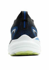 Melna sporta apava ar ziliem akcentiem, acu auduma augšdaļa, apaļa balta zole un zaļa saķeres zole. Satur cilpu uz papēža.