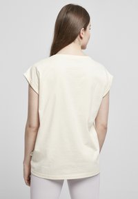 Urban Classics EXTENDED SHOULDER TEE - Jednoduché tričko - whitesand
