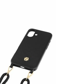 Juodas telefono dėklas iš matinio plastiko su auksiniu logotipu, turintis aukso spalvos metalinius spaustukus ir pritvirtintas juodas pintas dirželis patogiam nešiojimui.