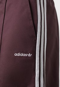 adidas Originals Shorts - shadow brown